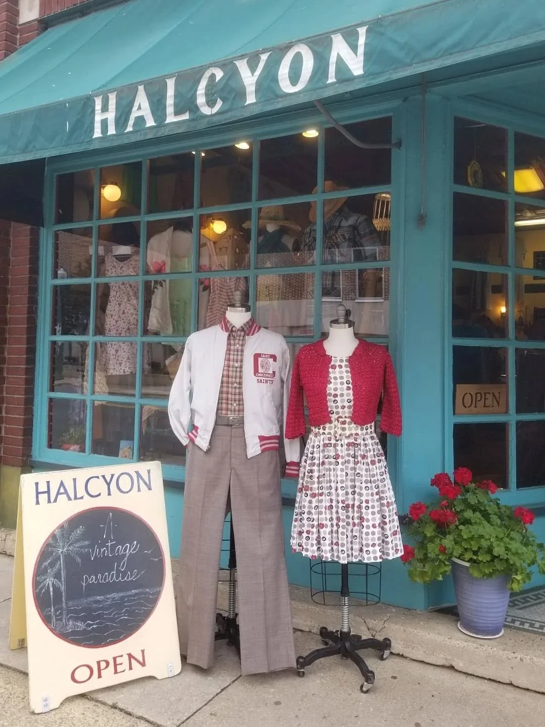 Happy weekend! This teaser of cooler weather has us kind of thinking of Fall but, we're not quite over Summer just yet. 🌞🌞🌞
There are plenty of vintage pieces perfect for transitioning into the next season in the shop right now! 

#vintageclothing