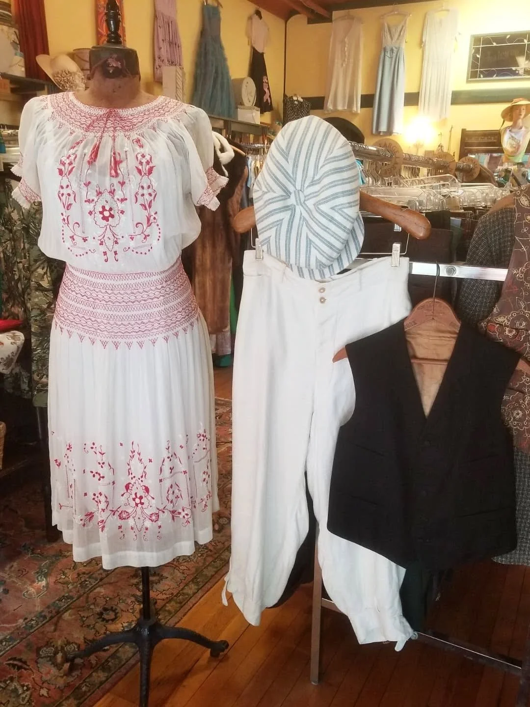 Are you going to the @artdecova's Gatsby Afternoon Picnic? Perhaps we have something for you! 

#1920sfashion
#1930sfashion
#artdecova
#rvavintage
#halcyonvintage 
#gatsbyafternoonpicnic