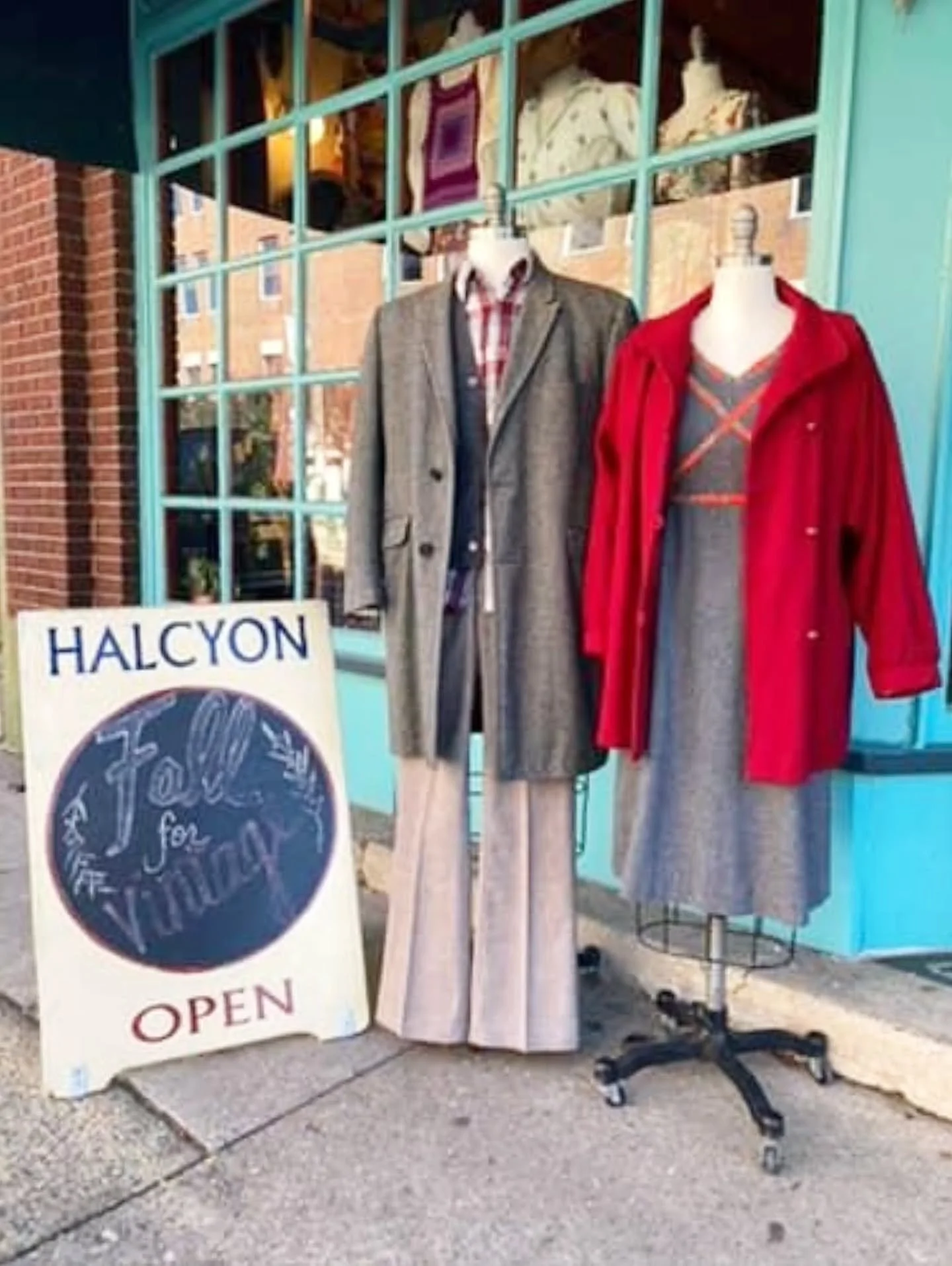 Fall for vintage...we have! 🍂

Styling &amp; photos @blu_beret 

#vintageclothes #vintagestyles
#vintagecoats #wearvintage 
#rvavintage #halcyonvintage