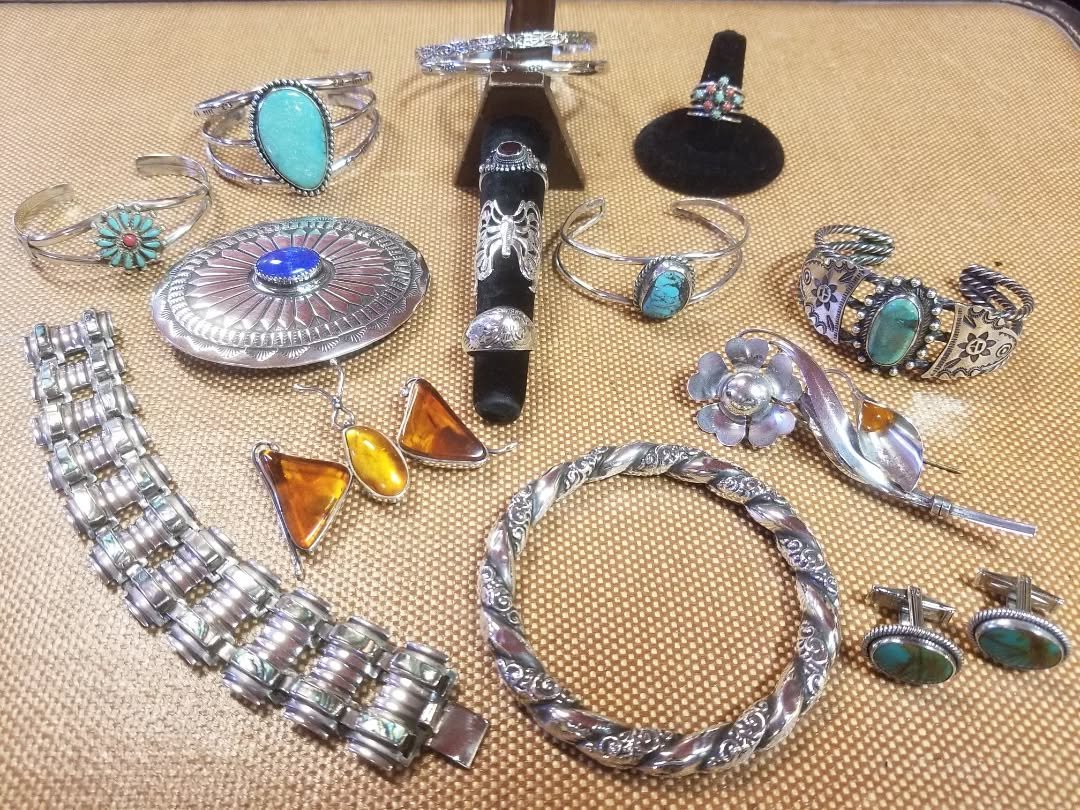 Freshly polished vintage sterling silver new in store! 💫💫💫

#vintagesterling
#vintagesilverjewelry
#navajojewelry
#turquiosejewelry
#nativeamericanjewelry
#sterlingjewelry
#silverrings💍
#amberjewelry
#rvavintage
#halcyonvintage