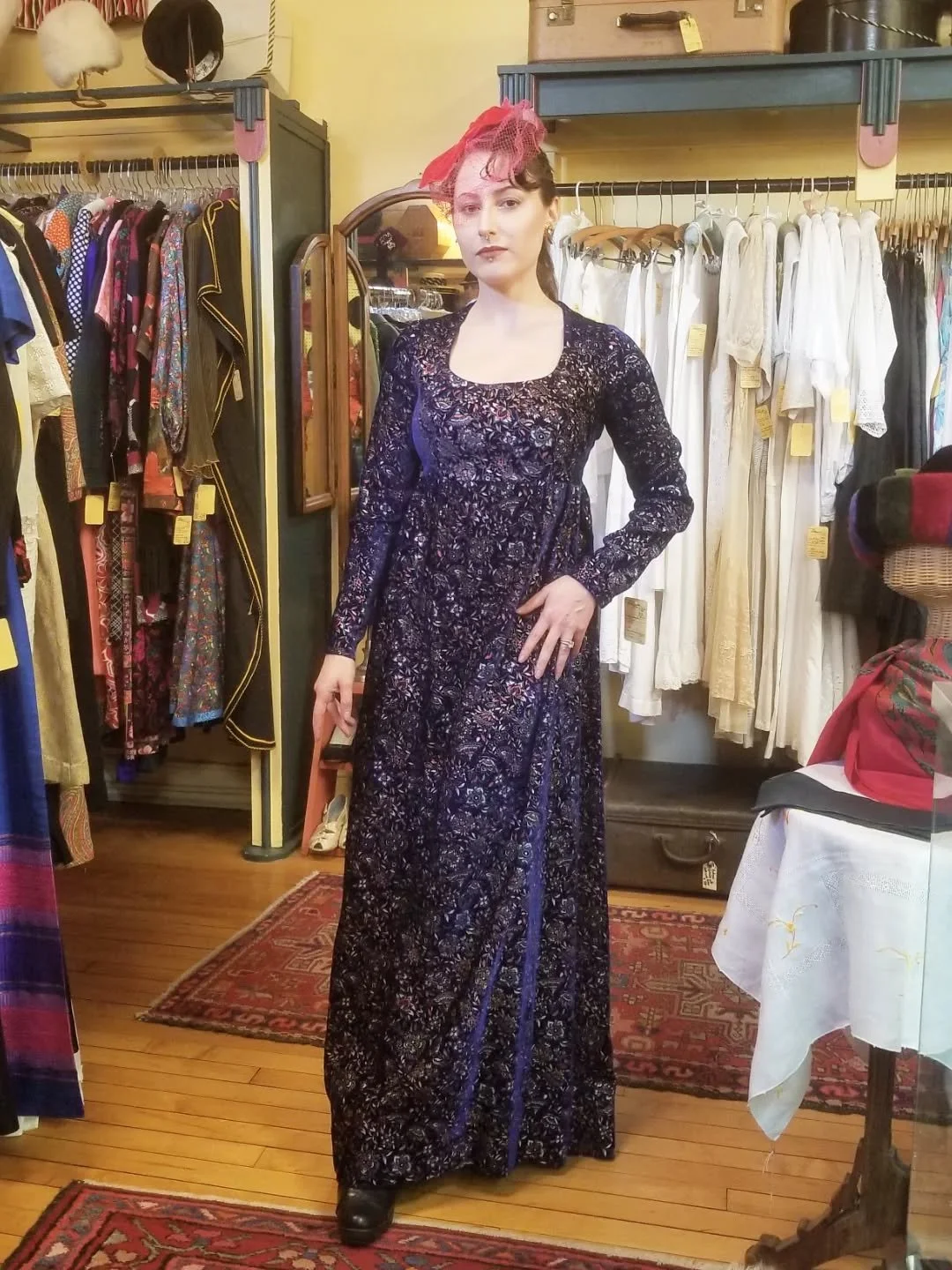 A blue velvet beauty modeled by the always glamorous @tinylittlespitfire3

#vintagevelvet
#velvetseason
#printedvelvet
#bluevelvet
#velvetdress
#sheworebluevelvet
#velvetgown
#rvavintage
#vintageshopping
#halcyonvintage