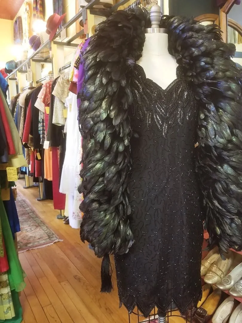 'Tis the season! 💫

{boa has sold, dress is still available}

#vintagepartywear
#vintageglamour 
#vintagefashion
#vintageglam
#rvavintage
#halcyonvintage