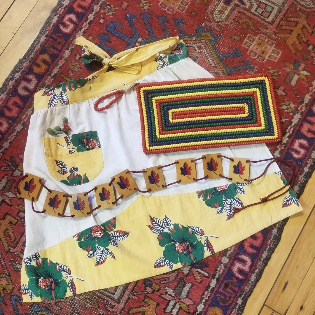 Vintage gifts for the 1940's lover! 🎅🏽

🎄 Floral apron with a pocket
🎄 Painted leaf wooden link belt
🎄 Multi color telephone cord bag

#vintage1940s 
#40svintage
#rvavintage
#truevintage
#vintagegifts
#vintageapron 
#1940sbelt
#telephonecordpurs