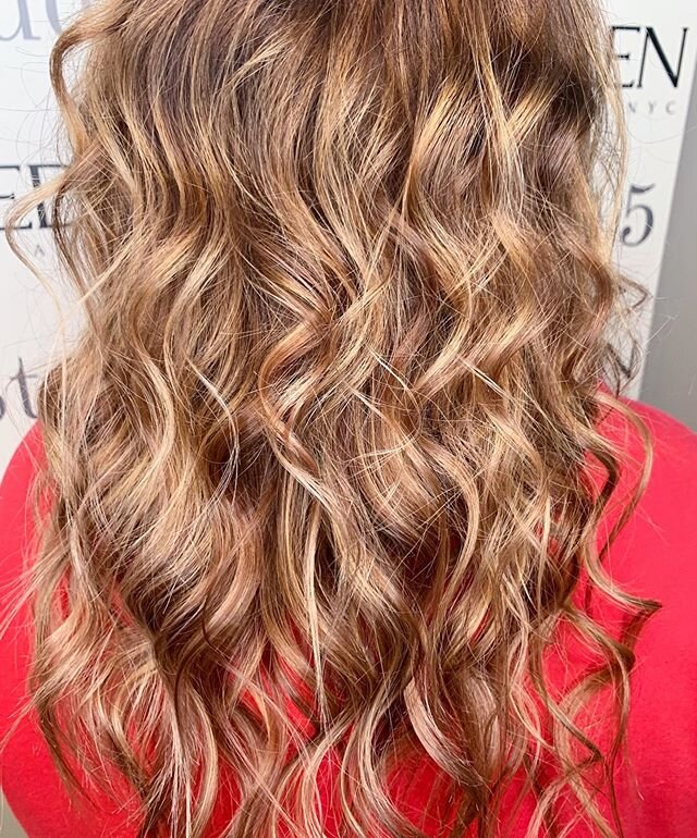 @madhabitss 
#blondehighlights #warmbalayage #warmblonde #hairstylist #redken #haircolorist #blondehair #hairstyles #studio815rockford #hair #haircolor