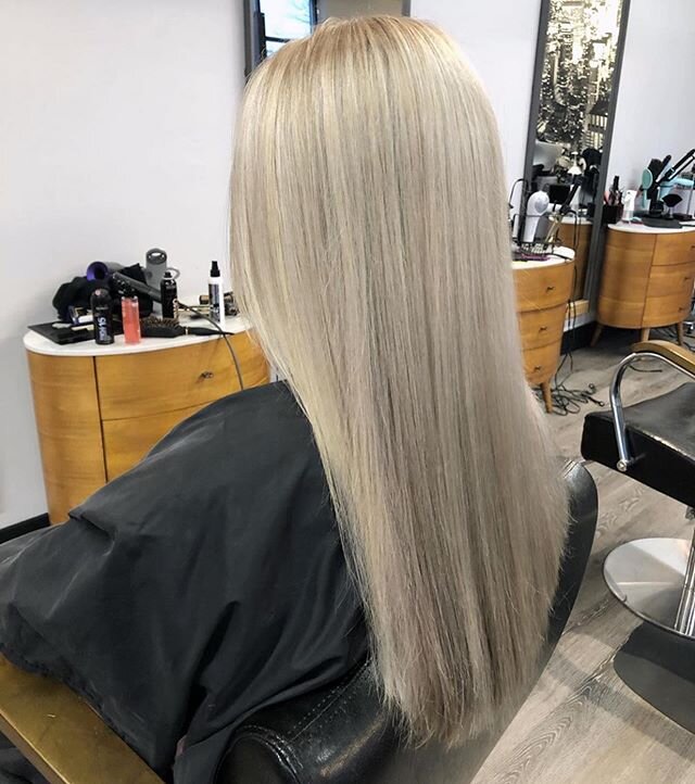 @hairbyhannah912  #blondehighlights #warmbalayage #warmblonde #hairstylist #redken #haircolorist #blondehair #hairstyles #studio815rockford #hair #haircolor