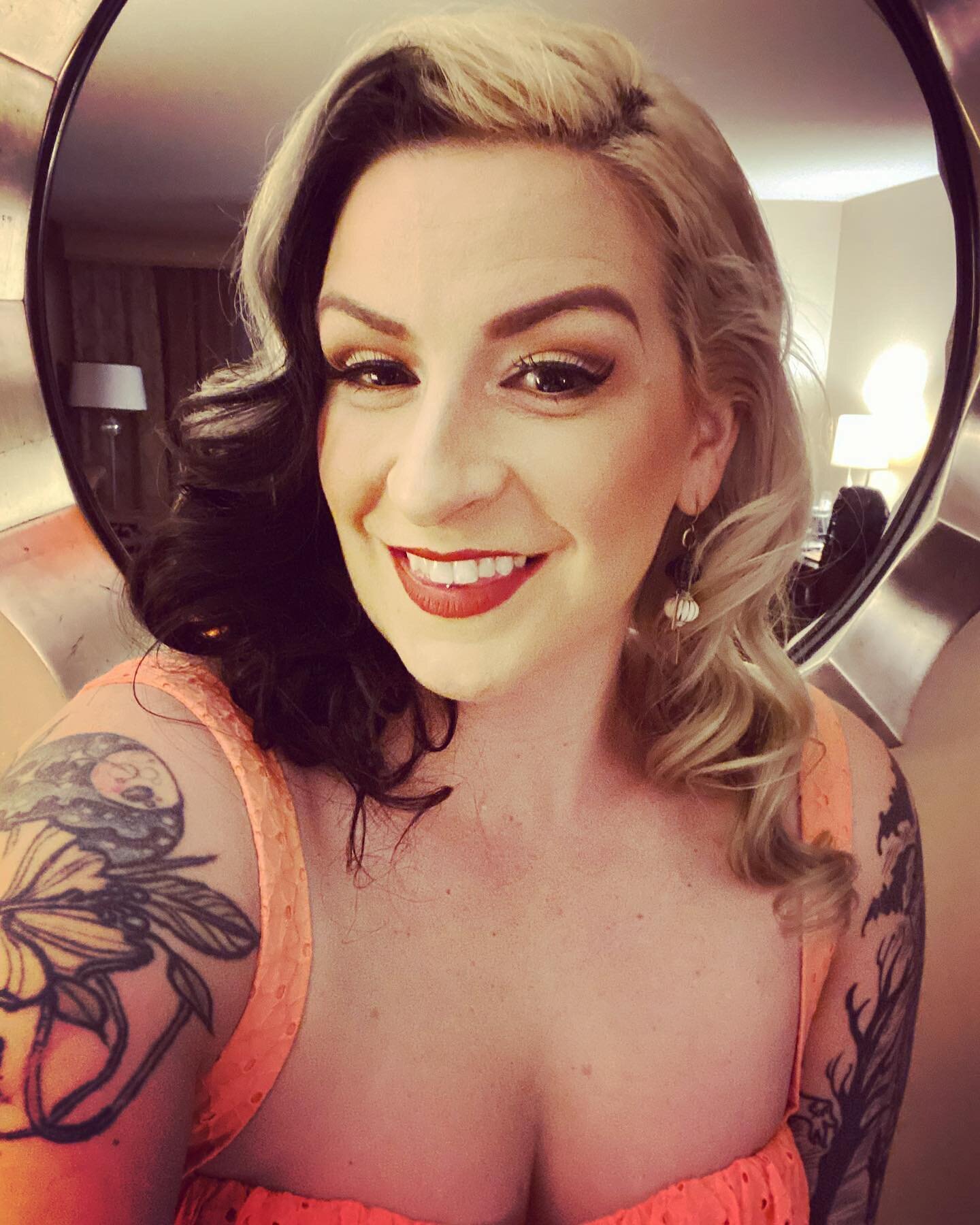 Living life.
I was not meant to just work every day of my life and neither are you. Remember the other half of working hard is playing hard 🔥

Vacation day 1. Vegas baby. And I am seriously feeling this hair and makeup from @las_vegas_hairstylist an