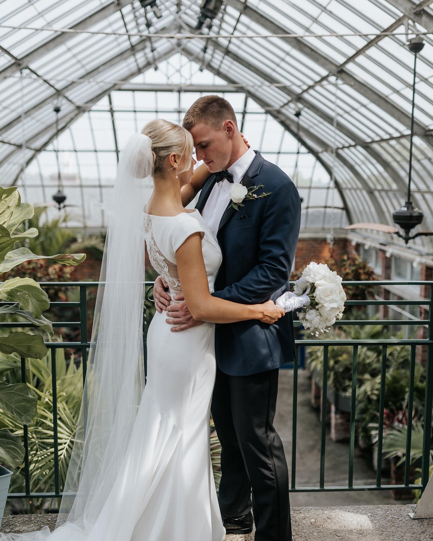 I am a SUCKER for greenhouses😍 🪴 

(Though we only spent 30 seconds in there because it was 🥵)