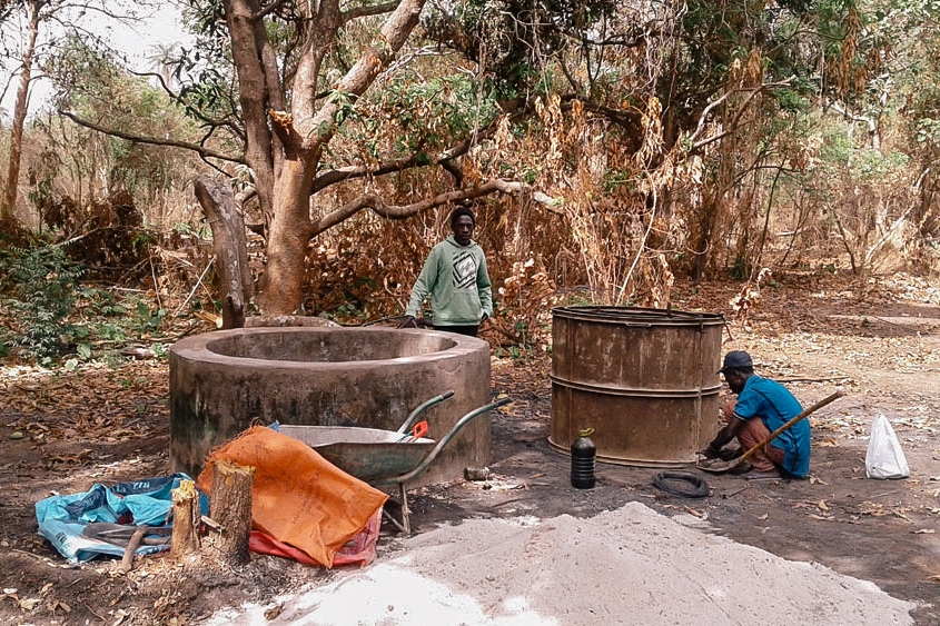  Workers constructing well frameworks 