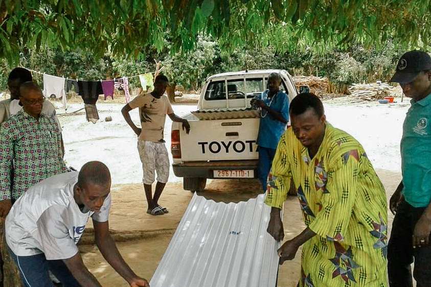  Unloading the metal roof sheeting material 