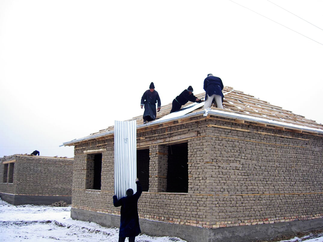  Laying the roof following snowfall 