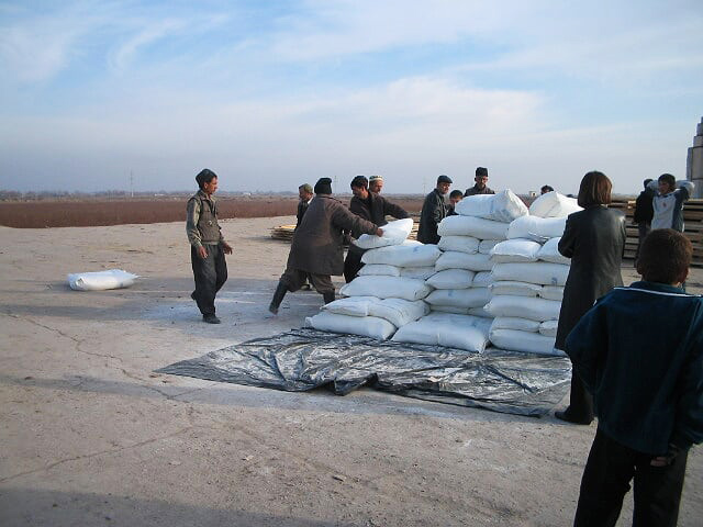  Distribution of food for food-for-work staff 