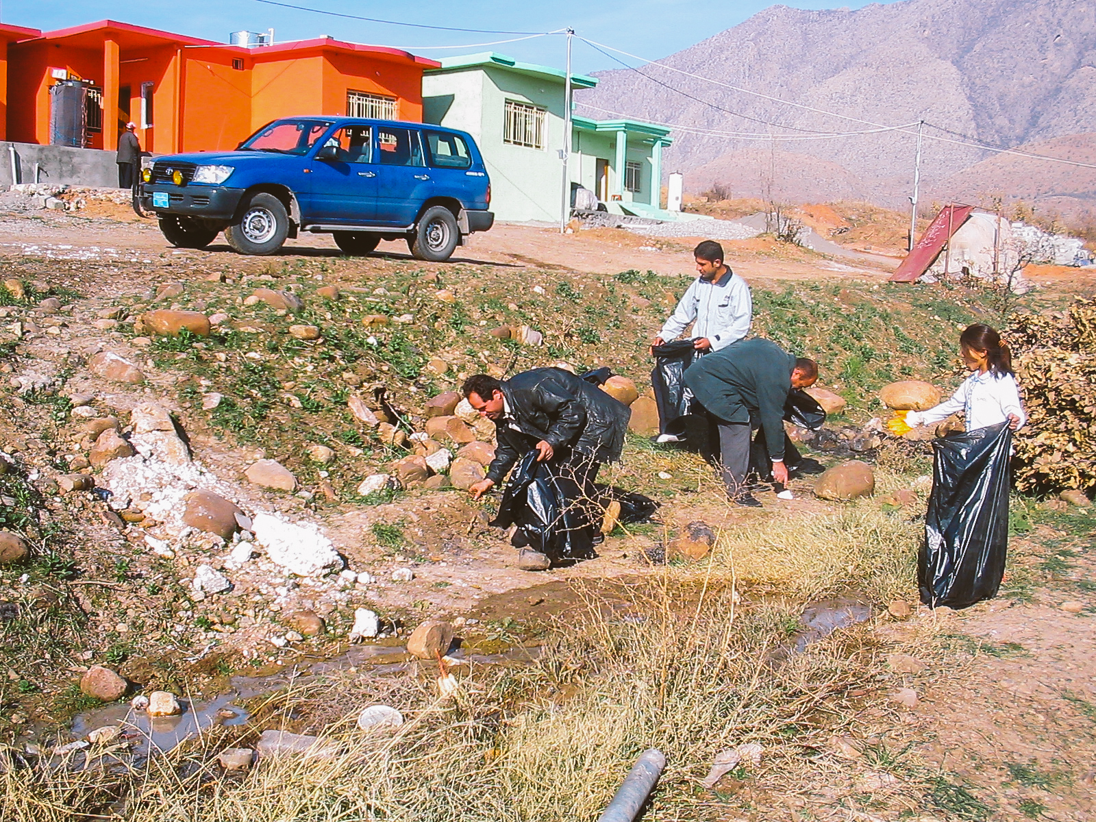 Community members collecting rubbish 