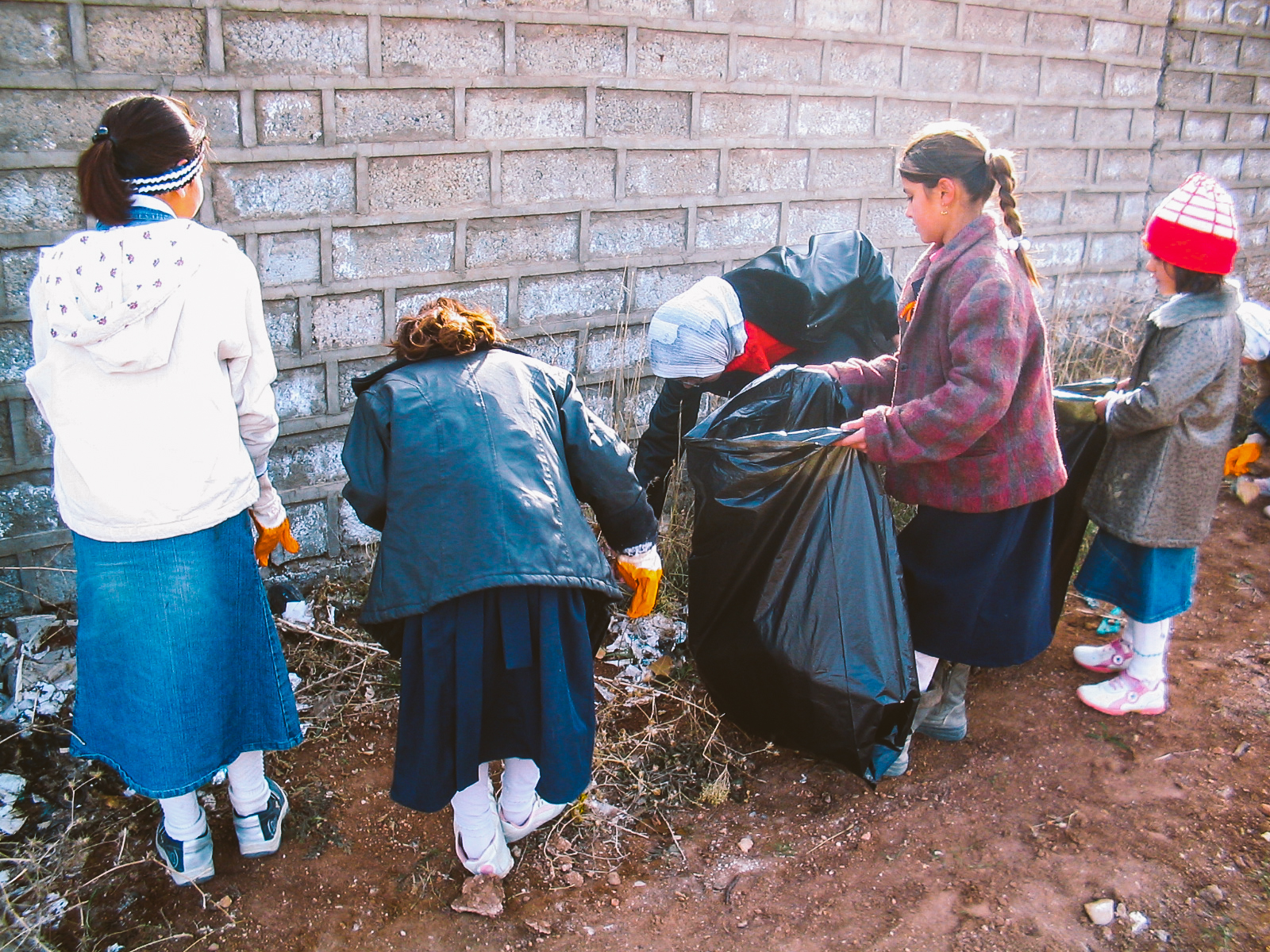  Students picking up rubbish around the school 