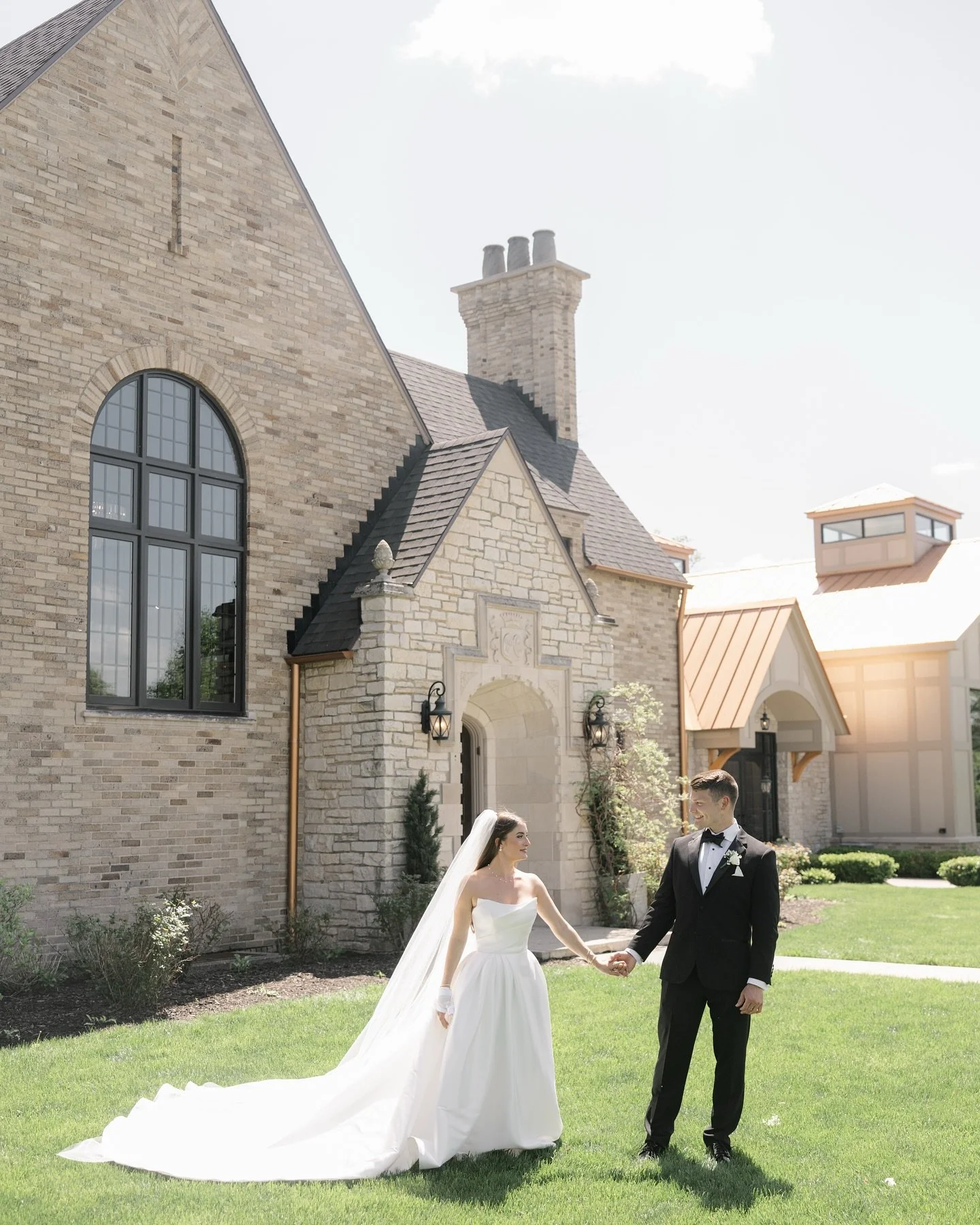 A love as timeless as the mansion behind them 🤍 Celebrating the start of forever!
@kellyjophotography