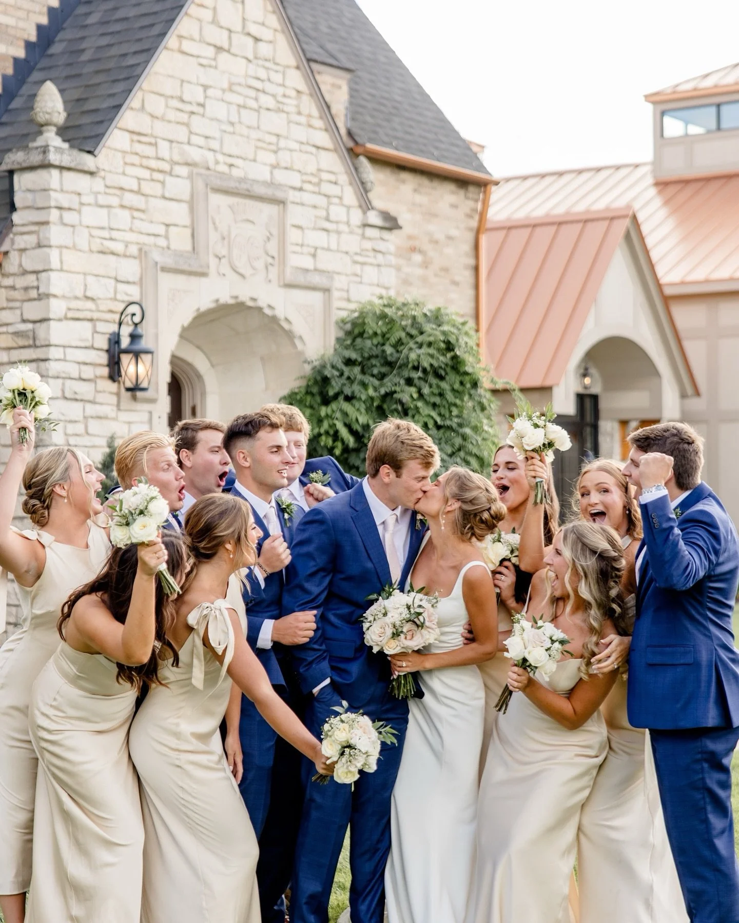 We love a bridal party that will hype you up on your big day. Did you know that we have a poker table for the guys while getting ready?  It’s always a hit! ✨
Photos by: @gracecareyphotos