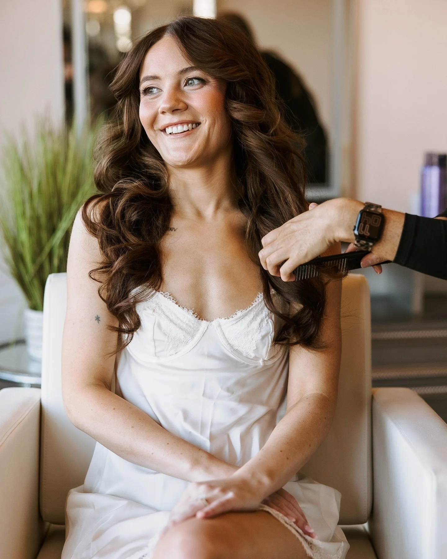 A peek inside our glam room 🤍 a gorgeous space where beauty meets comfort. Perfect for bridal parties to get ready together! It is complete with natural light, stunning mirrors, and a touch of luxury in every detail.
@andibphoto