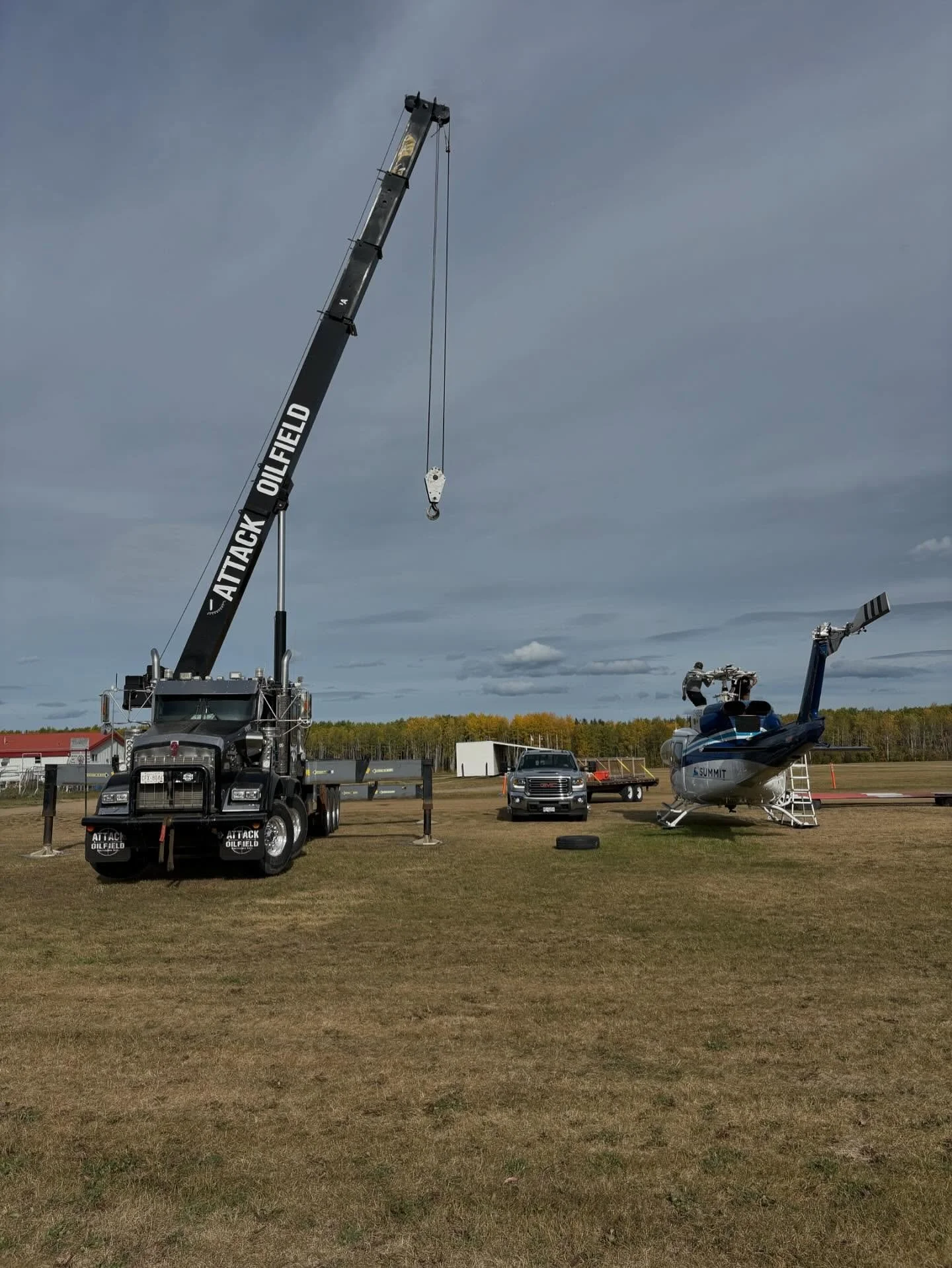 Different kind of lift, but the picker got it done🚁
#picker #pickertruck #pickerwork #groundandair #pickerandchopper
