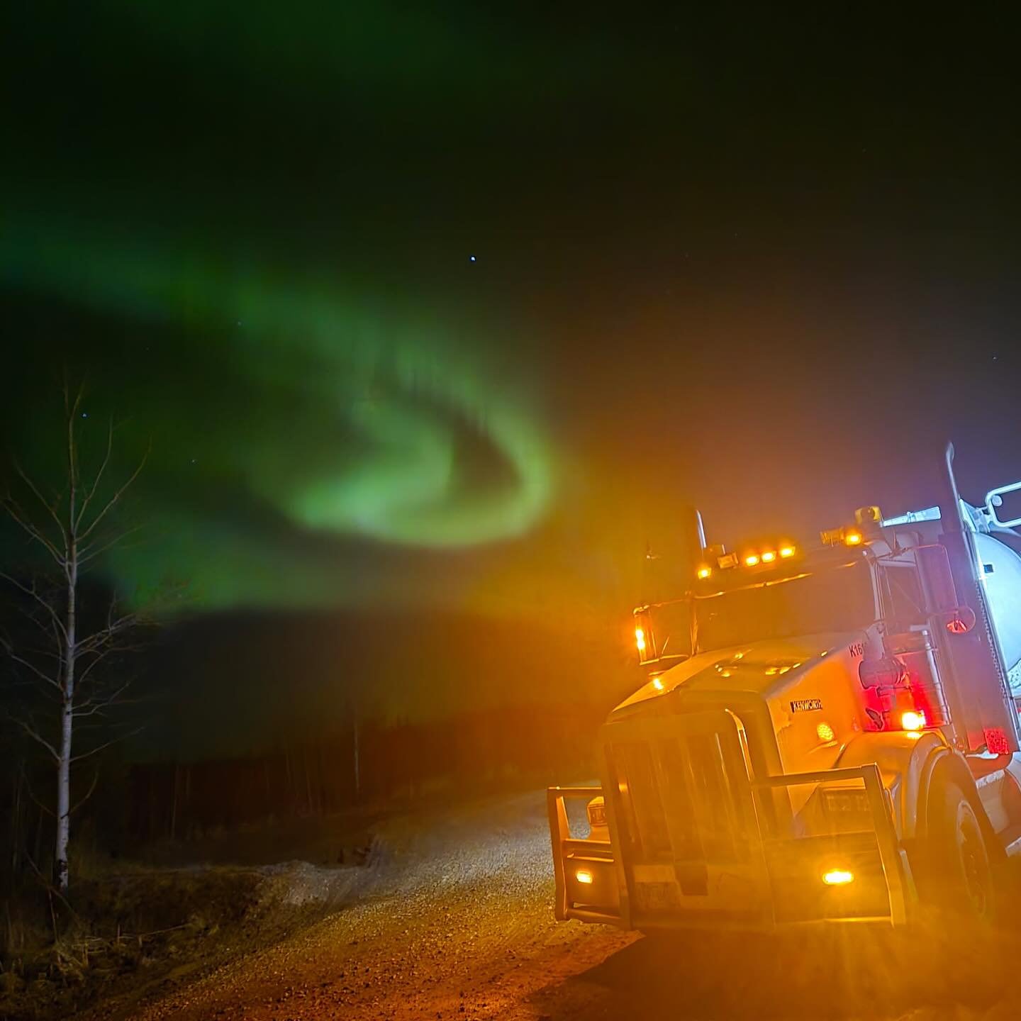 Nothing beats a light show on night shift🌌 #oilfieldlife #northernalberta