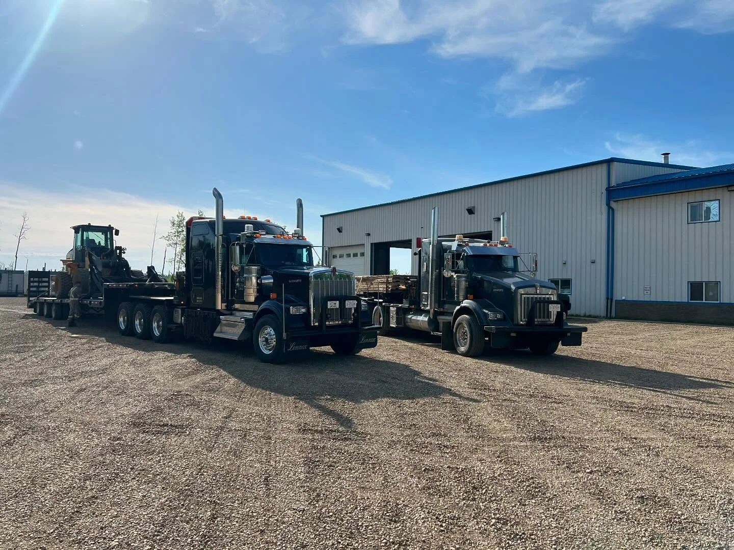 Loader locked down, swamp mats stacked up💥
#loader #swampmats #oilfieldservices #equipmenthauling #heavyequipment #oilfieldhauling
