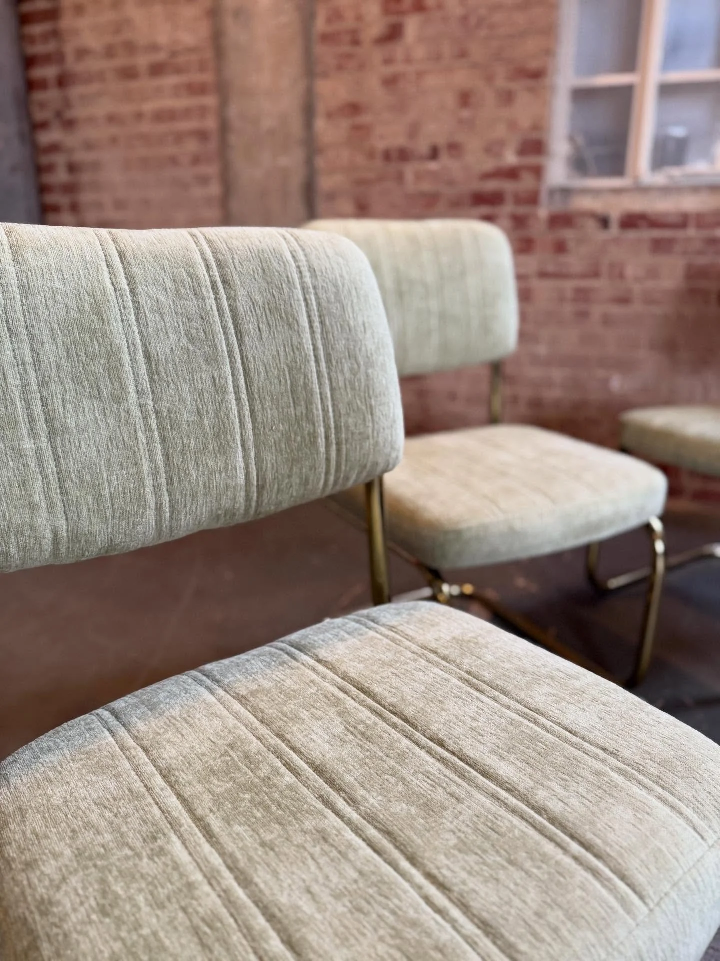 &amp; these cantilever chairs are about to go live a big city girl life in Chicago! 💨🏙️ 

Swipe&mdash;> to see the before 

💛 thank you @405__daisy for working on this project with me! You may be moving to 312 but you&rsquo;ll always be a 405 b