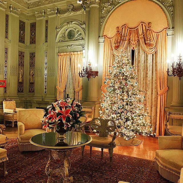 SUNDAY BEST
The #Grandeur Of #TheBREAKERS Never Gets Old; Especially During The Holidays!!! One Of The Many Reasons I #Enjoy Living In This #Preserved Town!!! Thank You @newport_mansions &amp; The @p_s_n_c For Always Keeping The #HOLIDAYS #Festive, I