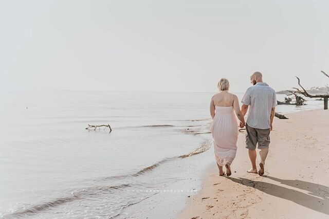 Counting down the days till Christmas 🎄 I just love watching sunrise on these Florida beaches. 
#peonyandpoe #jacksonvillephotographer #pontevedraphotographer #nocateephotographer #engagementphotographer #familyphotographer
#portraitphotographer #ma