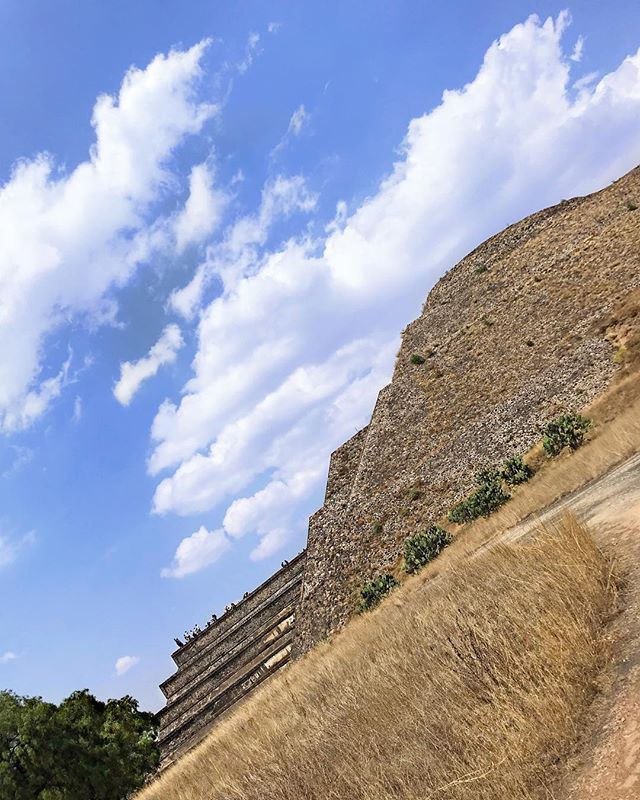 Hit it from the back📸 The Temple of the Moon at Teotihuac&aacute;n, a mysterious &amp; baffling ancient site. This archeological wonder attracts over 4 million visitors a year! How do you snap a pic of such a popular destination without tons of peop