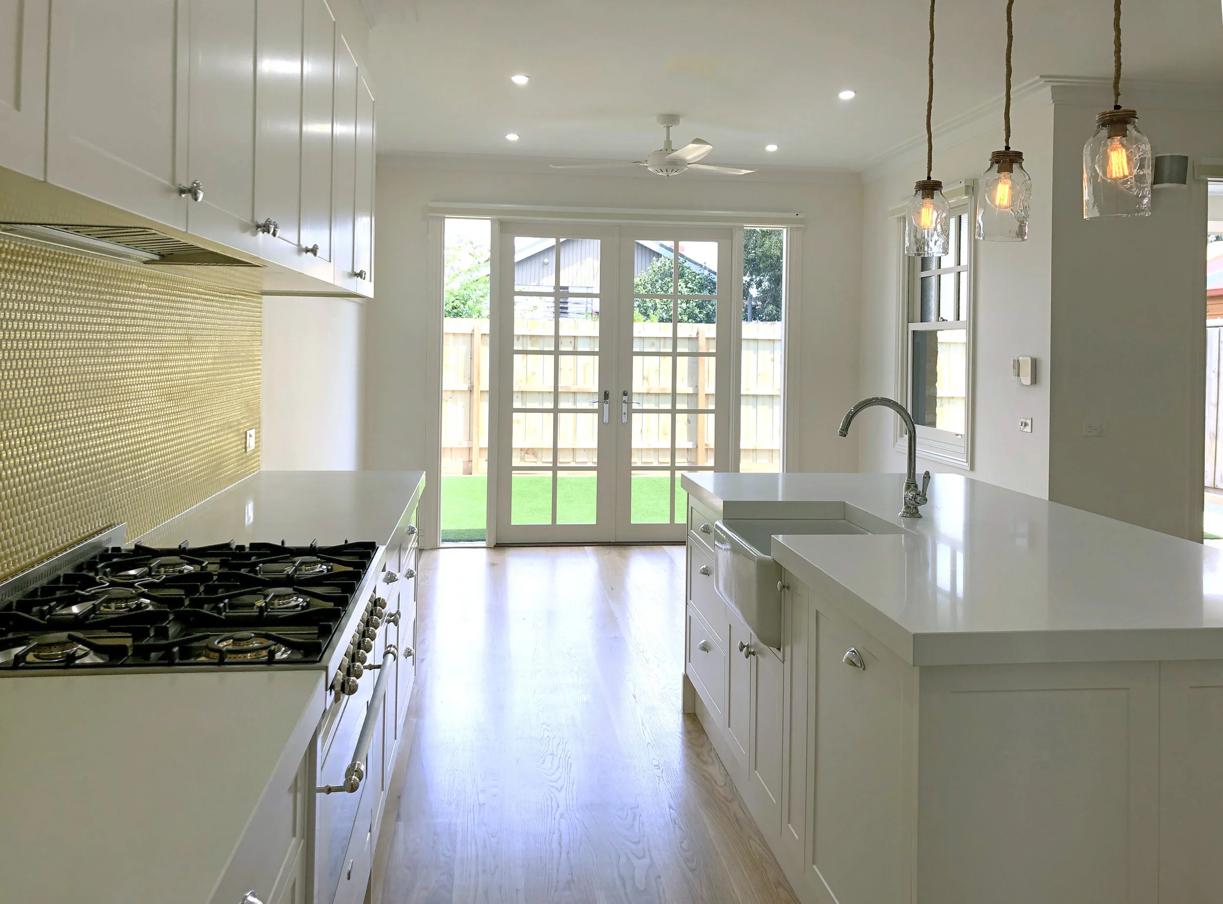 5. Queen - Kitchen.JPG