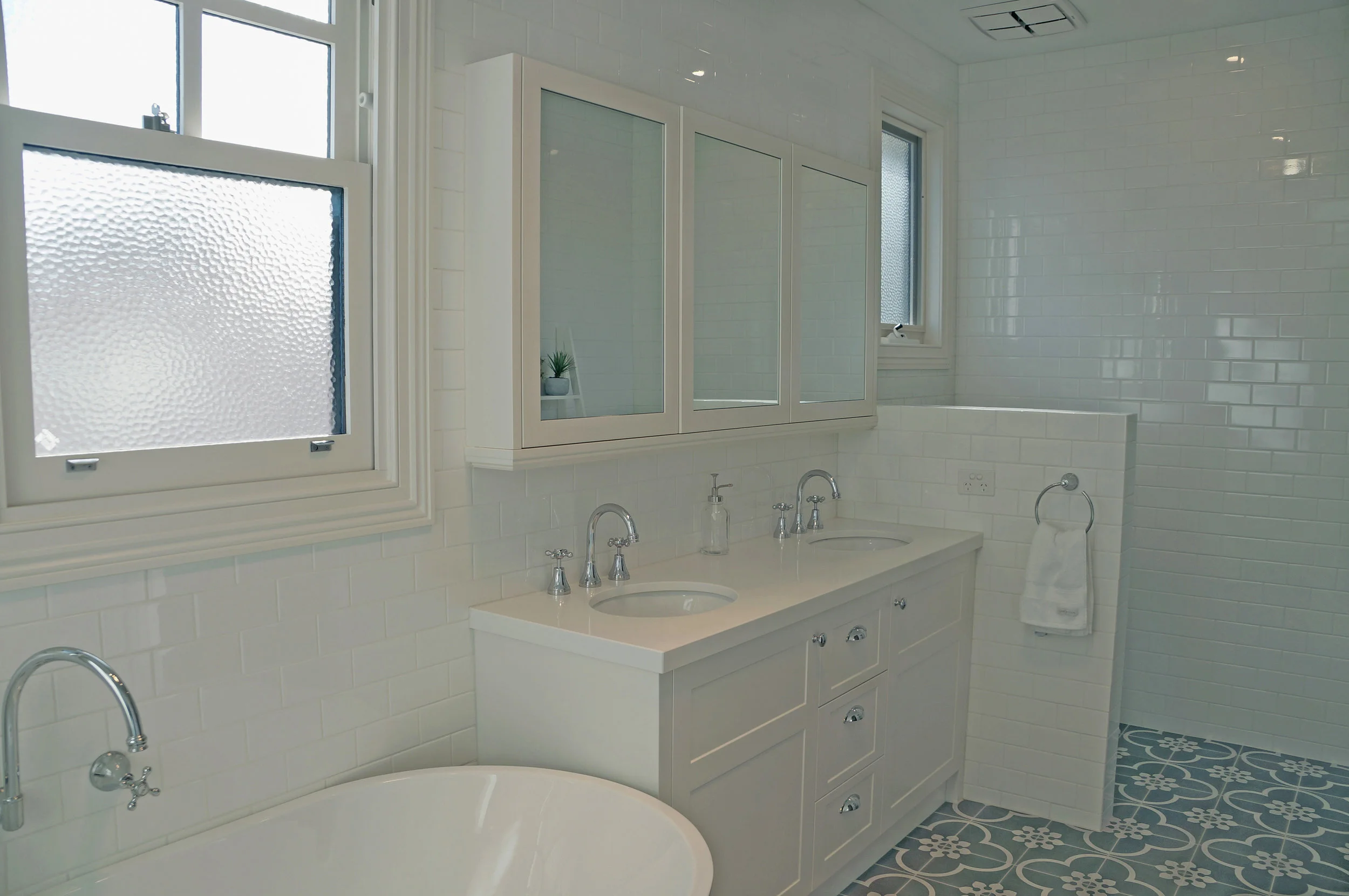 9. Queen - Ensuite.JPG