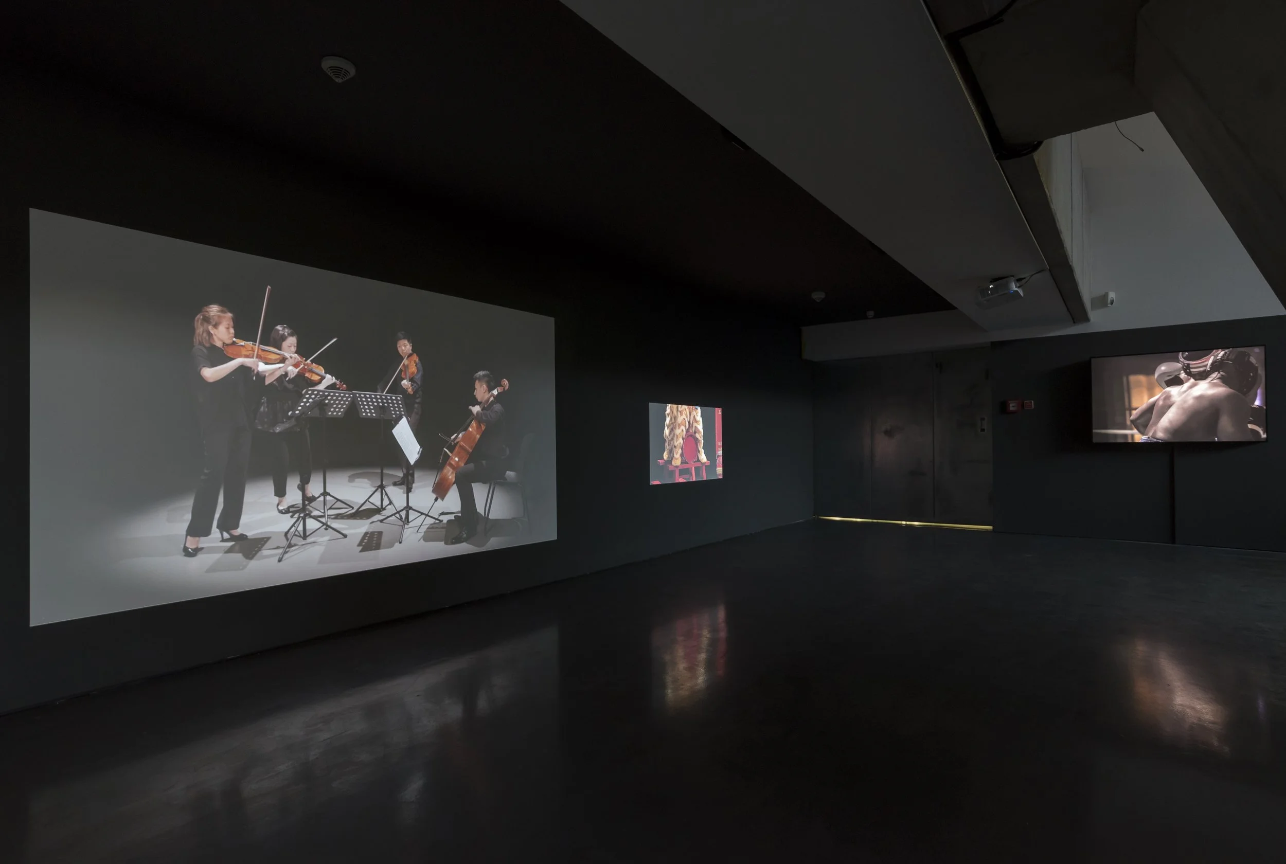 2016 Kunsthalle Dusseldorf Show_Installation Shot_04_(5860 × 3937, 300dpi).jpg