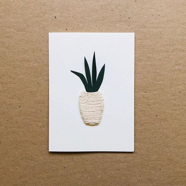 Simple white vase card.
$15
DM for purchase .
.
.
.#art#arte#handmade#paperart#custommade#greetingcards#succulentplant#texture#simpledesign#mixedmediaart#summercards