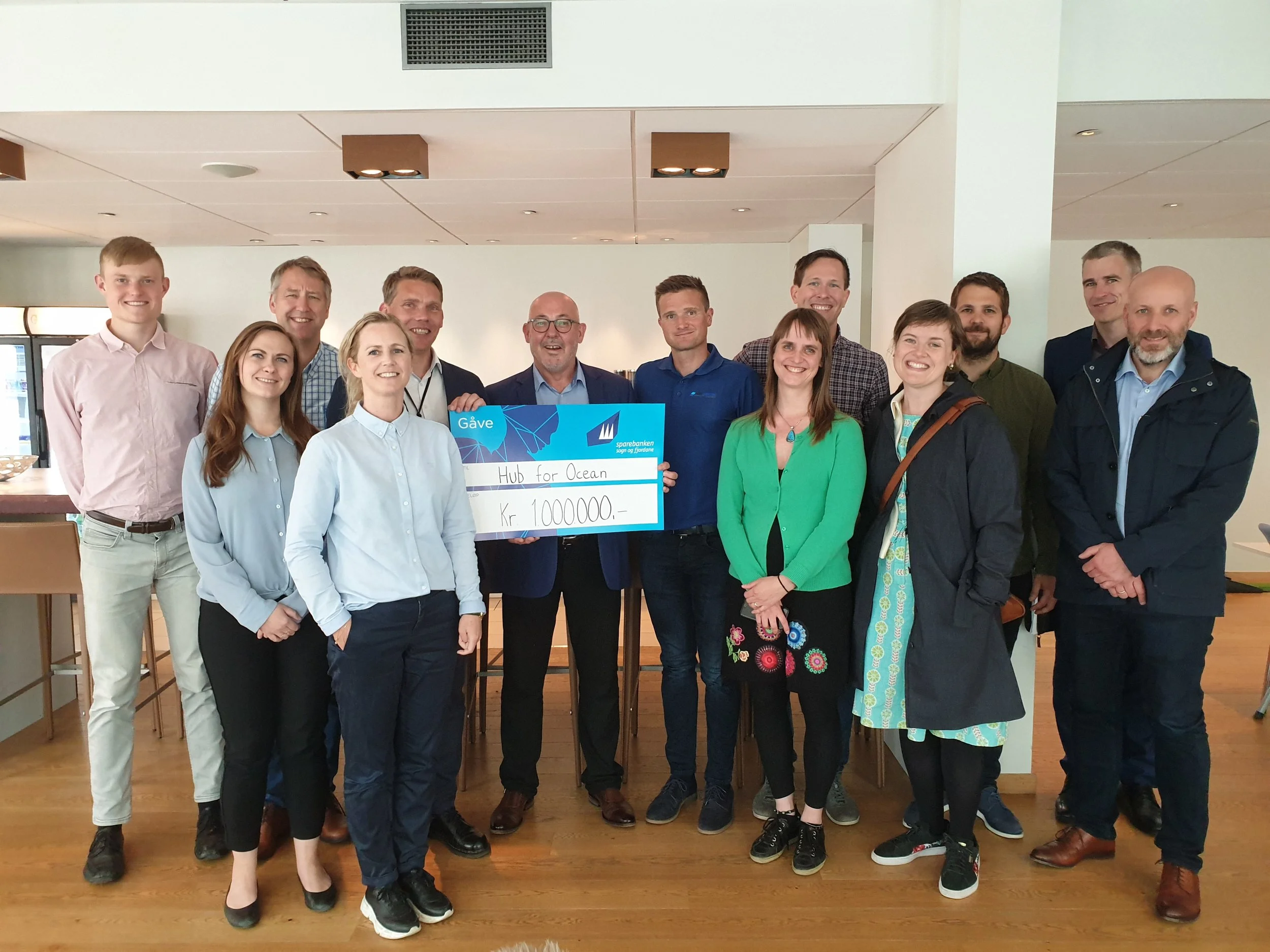 Frå venstre: Mark Purkis (OHC), Øystein Ulleberg (IFE), Maria Brandsøy (OHC), Kristin Svardal (OHC), Jo Dale Pedersen (Sparebanken Sogn og Fjordane), Stein Kvalsund (OHC), Mikael Johansen (Multi Maritime), Sveinung Furnes (Multi Maritime), Velaug Myrseth Oltedal (HVL), Linda Mortensen Midtbø (Flora Hamn KF), Steinar Kostøl (Fjord 1 ASA), Hans Jakob Walnum (Vestlandsforsking), Jostein Bogen (ABB). Ikkje på bildet: Aksel Skjervheim (Gasnor), Anders Valland (Sintef Ocean), Per Sandberg (Equinor), Erling Sande (SFE).