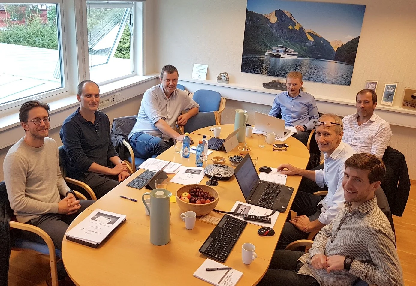 Arbeidsmøte mellom Trøndelag fylkeskommune og Brødrene Aa-konsortiet. F.v. Morten Berntsen og Lars Fabricius, Trøndelag fylkeskommune; Anstein Aa, Br. Aa; Lars-Erik Larsen, Boreal Sjø; Pål G. Eide, Westcon Power & Automation; Trond Strømgren, Ocean Hyway Cluster; Ole Andre Aa, Brødrene Aa