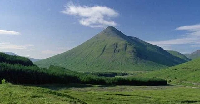 Who can tell us what Munro this is and where is it situated? #live #love #thegreatoutdoors #munrobagging #munro #climbing #walking #running #thewalkersclub @thewalkersclub