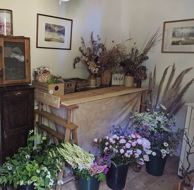 Getting my studio ready for the weekend's deliveries and first virtual workshop for #britishflowersweek Tomorrow's going to be a busy day - setting an alarm to cut when it's cold out, driving to @hillcrest_flower_garden to collect premium English ros