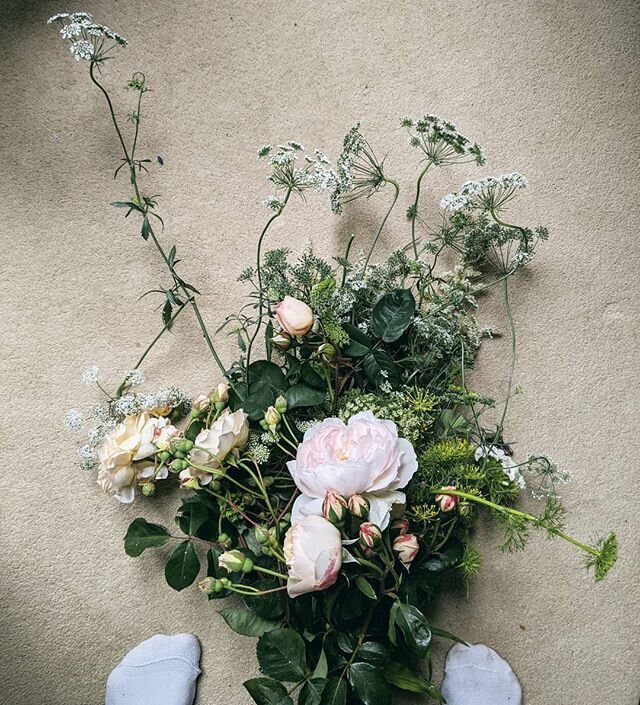 Last week's virtual flower arranging workshop went so well. Everyone received a huge armful of seasonal flowers, hard to get hold of mechanics and a video tutorial. All attendees messaged me to say it was fun, good value for money and they'd do it ag