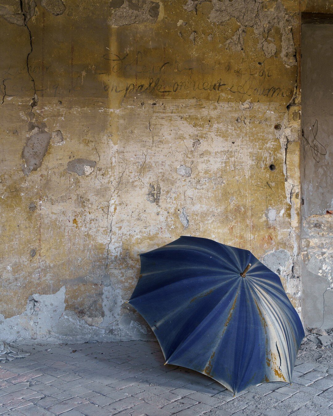 I took advantage whilst I was on a shoot last week to play around with these beautiful indigo umbrellas and these wonderful patina and stone walls. 

It's been good to get out shooting again and especially out on location. It's a huge part of what I 