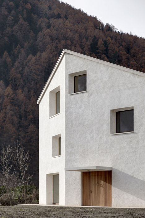 House-at-Mill-Creek-by-Pedevilla-Architects_dezeen_468_1.jpg