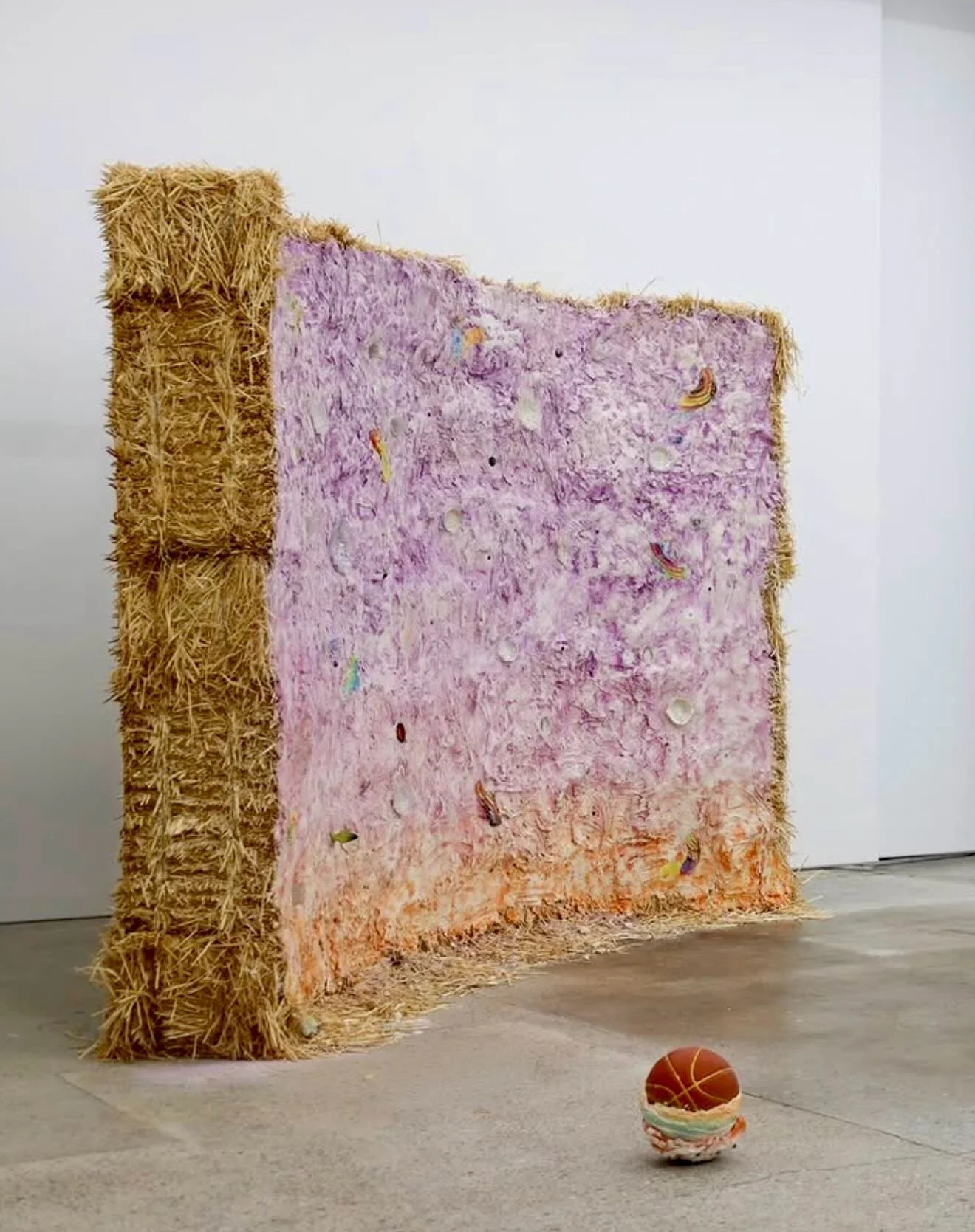 @shan_turner_carroll 
4 Lija
Straw, plaster, found glass objects, coloured pigment
280x390x44cm