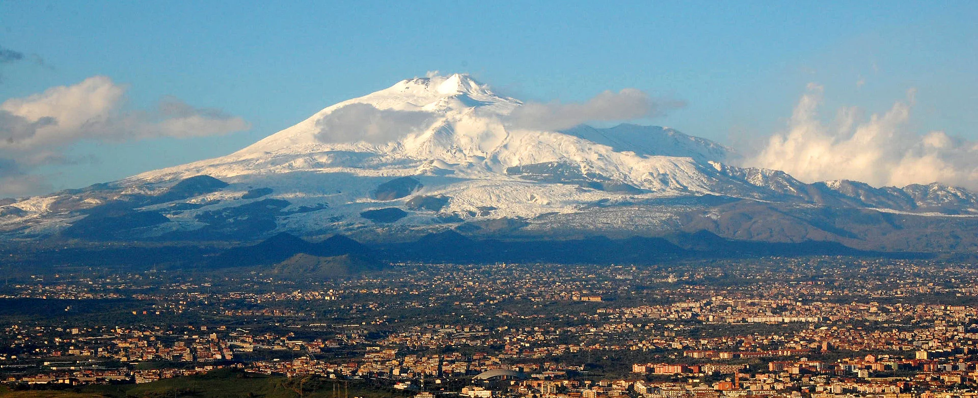 Mt_Etna_and_Catania1.jpg