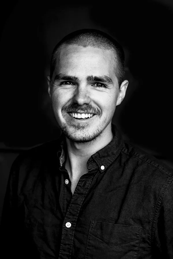 Christopher Carlsen, MAA Christopher er uddannet arkitekt, MAA og medindehaver af Tegnestuen LOKAL. Christopher er ansvarlig for konceptudvikling og formgivning af størstedelen af tegnestuens projekter. Han har været med til at udvikle tegnestuens metode og vision og har derfor bred erfaring med at implementere bæredygtighed i arkitekturen fra første streg. Kontakt christopher@tegnestuenlokal.dk +45 26 82 44 13