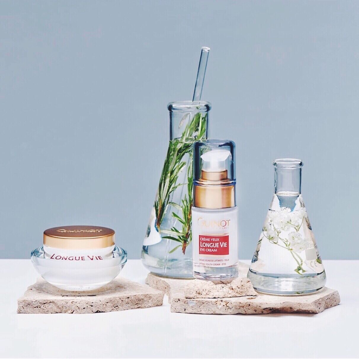 ✨56 Reasons Why we LOVE Guinot✨

The Guinot Longue Vie Range contains the Longue Vie Complex (Cellular Life Complex🌱), a formulation of 56 active ingredients designed to restructure, restore and renew the skin. 21 Amino Acids, 17 Vitamins and biolog