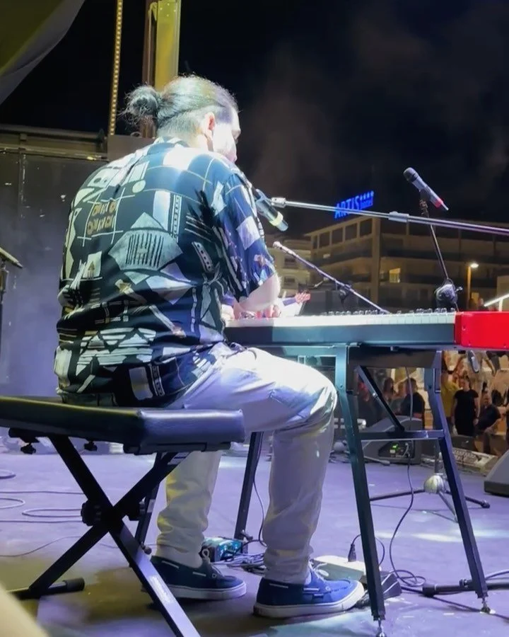 Venerdì 14 giugno ho suonato di fronte al mare di Rimini, su un palco bellissimo e circondato da giganti della musica! Un grazie speciale al @mei_meeting per l’invito e all’ @orchestragrandeevento che ha arricchito la mia esibizion