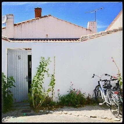 Envie de changer d&rsquo;air, programmer vos vacances avec @mes_jolies_maisons! Disponibilit&eacute;s pour P&acirc;ques et aussi pour l&rsquo;&eacute;t&eacute;! 🌞🏖💛🤗 #vacances #vacance #holiday #holidays #iledere #&icirc;ledere #location #locatio