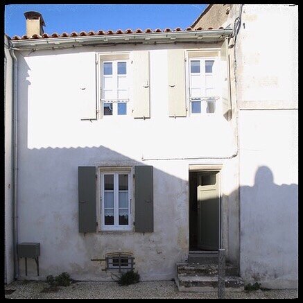 Vous attendre devant une de @mes_jolies_maisons pour vous accueillir! &Ccedil;a me manque... #accueil #vacances #vacance #holiday #holidays #iledere #&icirc;ledere #location #locations #conciergerie #soleil #sun #lacouarde #leboisplage #loix #saintma
