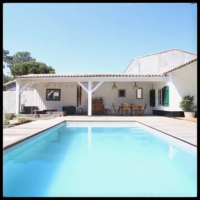 Une jolie maison, juste r&eacute;nov&eacute;e avec go&ucirc;t, situ&eacute;e &agrave; deux pas de la plage. Cadre magique, disponible pour l&rsquo;&eacute;t&eacute;. #mesjoliemaisons#vacances #vacance #holiday #holidays #iledere #&icirc;ledere #locat