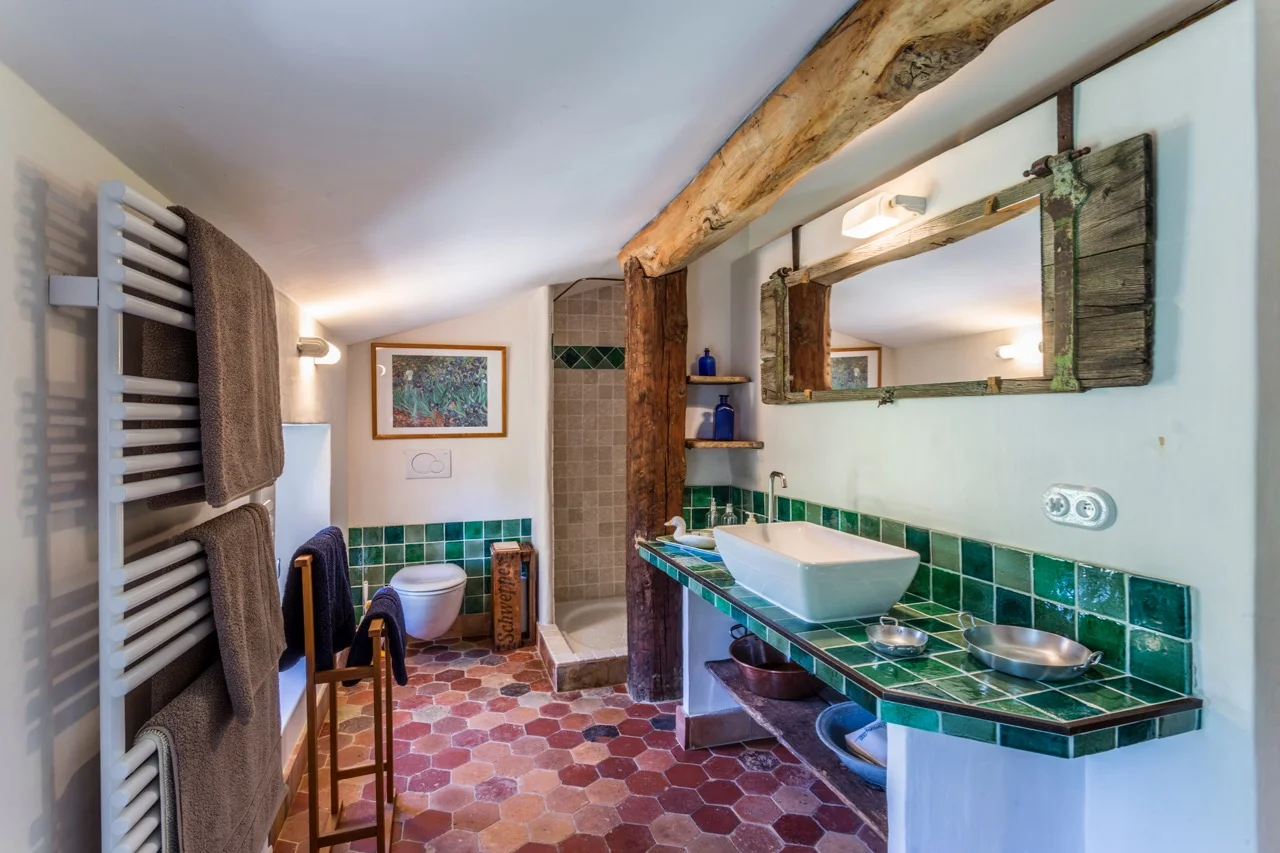 ensuite bathroom for bedroom 3