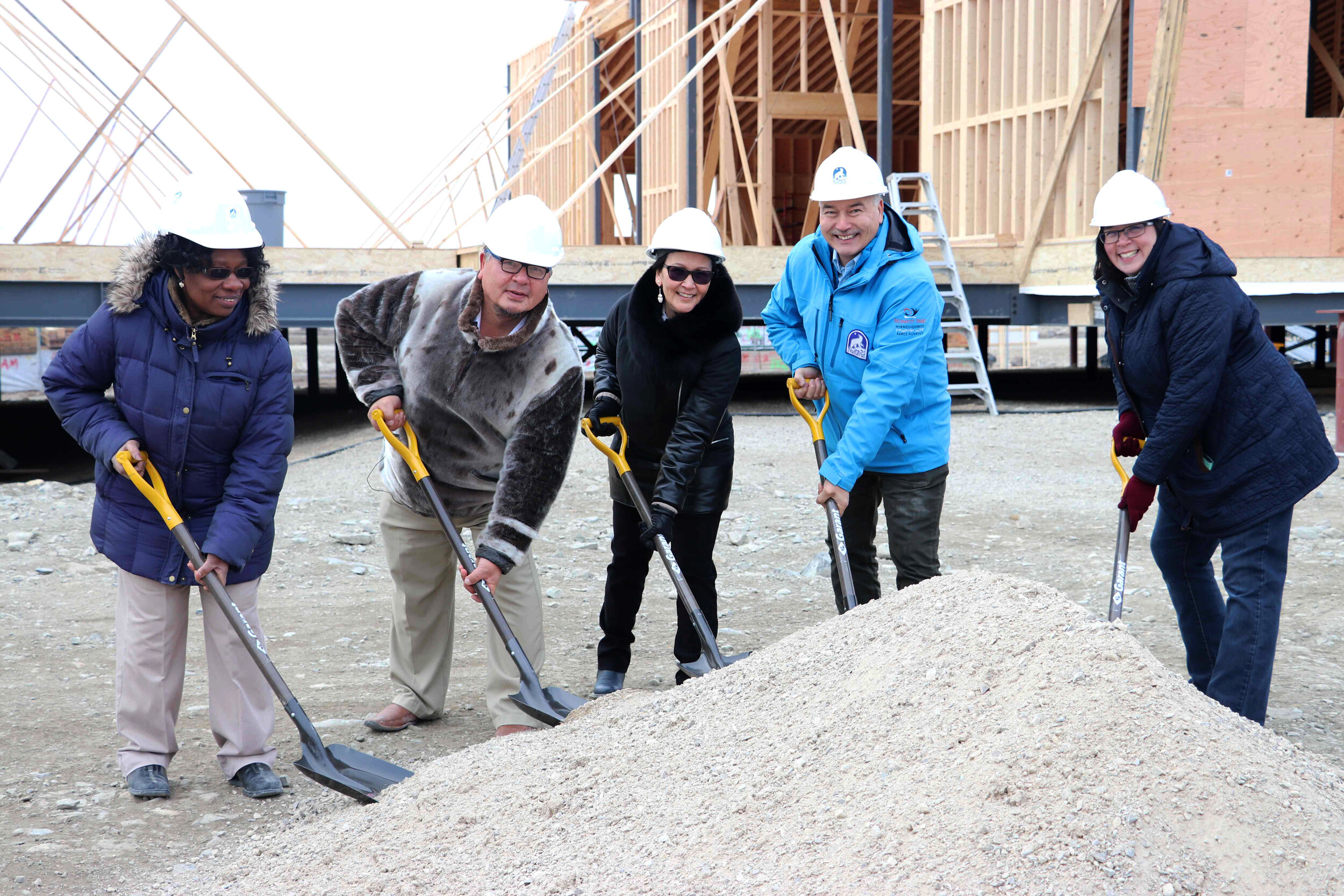   Left to Right: NAC-Kitikmeot Board of Governors member Agnes Olowokere; Minister Patterk Netser, Minister Jeannie Ehaloak, Premier Joe Savikataaq; and, Fiona Buchan-Corey, NAC Dean.  