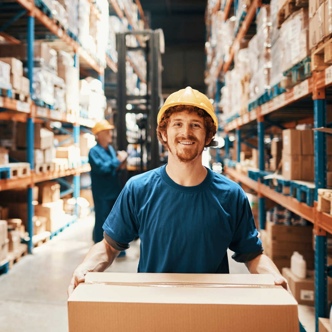 foto de empleado en almacen con una caja .png