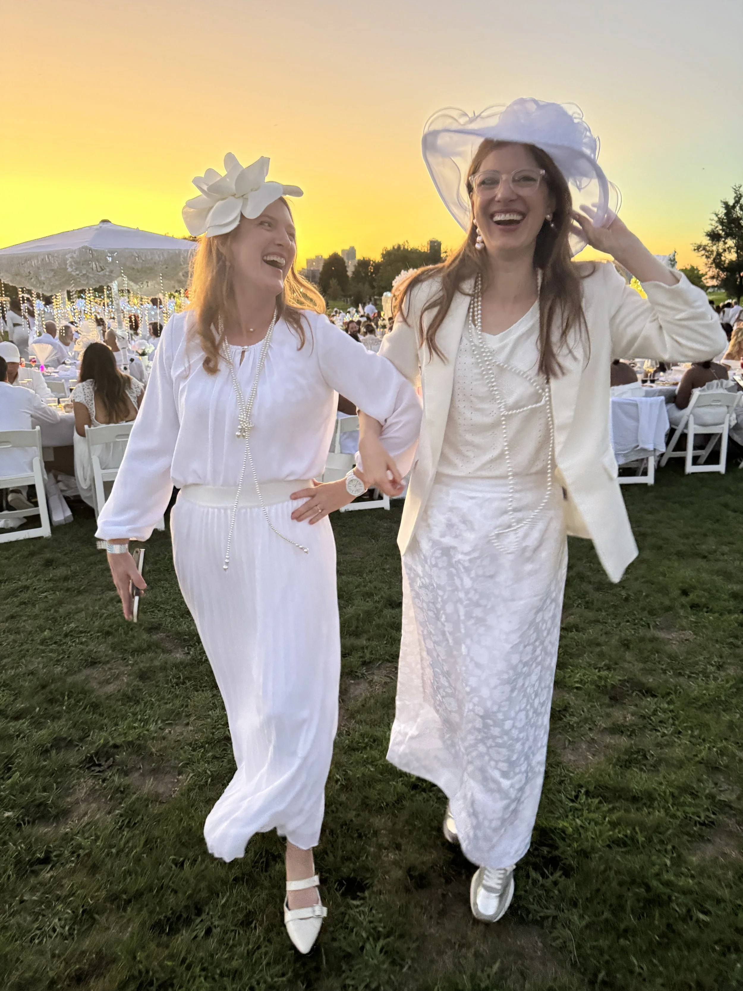 Liz Hansen attends the Diner en Blanc Chicago event with her sister